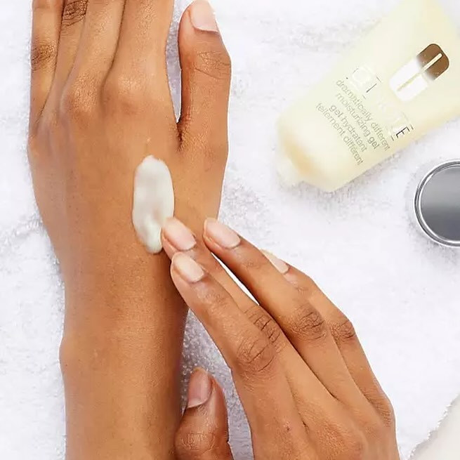 ژل آبرسان کلینیک با بافت سبک و جذب سریع