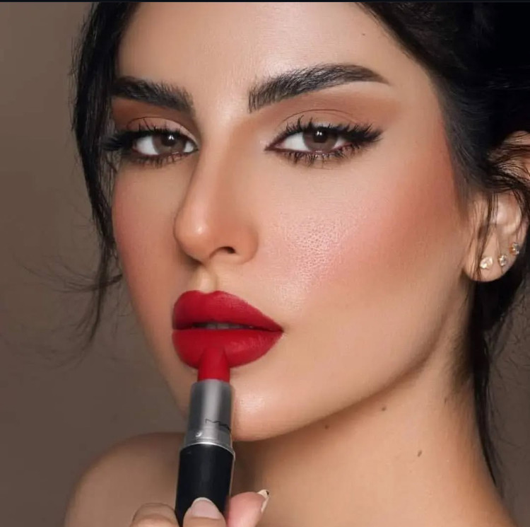 رژ لب MAC Ruby Woo روی دست