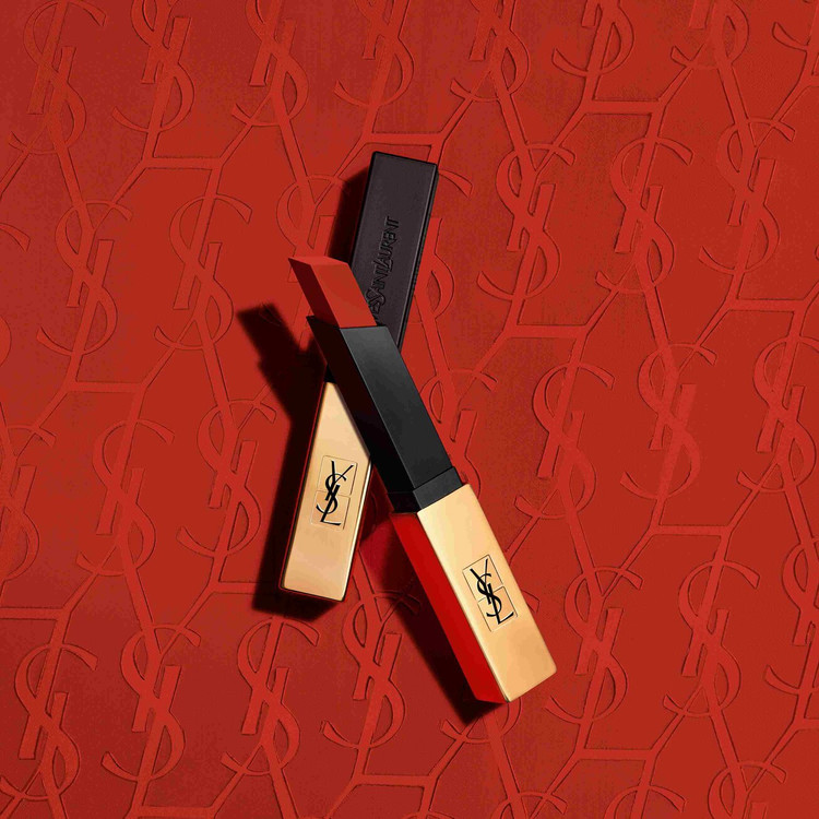 رنگ قرمز کلاسیک YSL The Slim روی لب طبیعی
