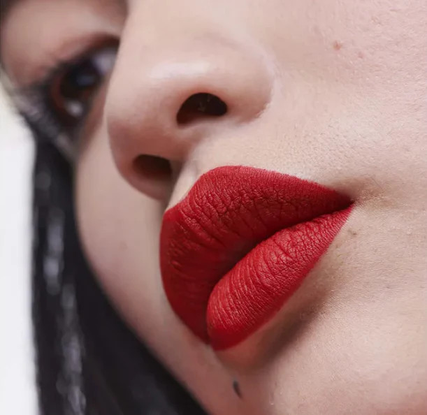 نمای رژلب مایع Sephora Cream Lip Stain رنگ 01 روی لب طبیعی