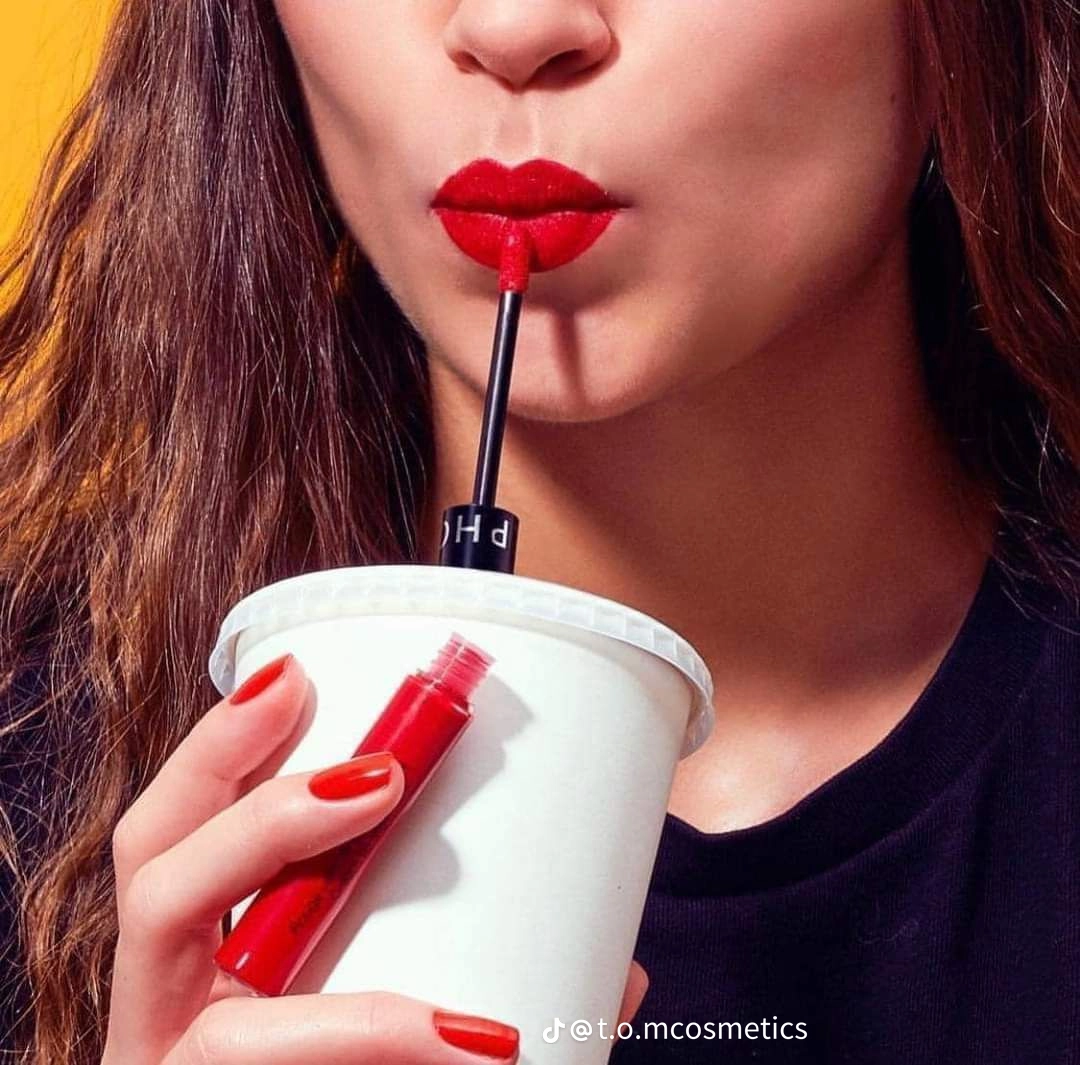 رژلب ضد انتقال و بادوام سفورا با رنگ قرمز پررنگ و مات