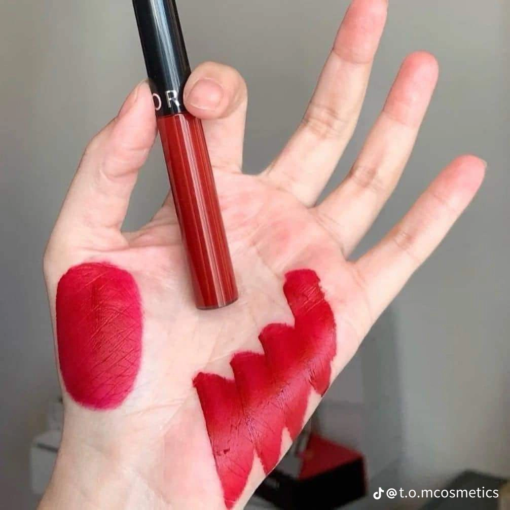 رژلب ضد انتقال و بادوام سفورا با رنگ قرمز پررنگ و مات