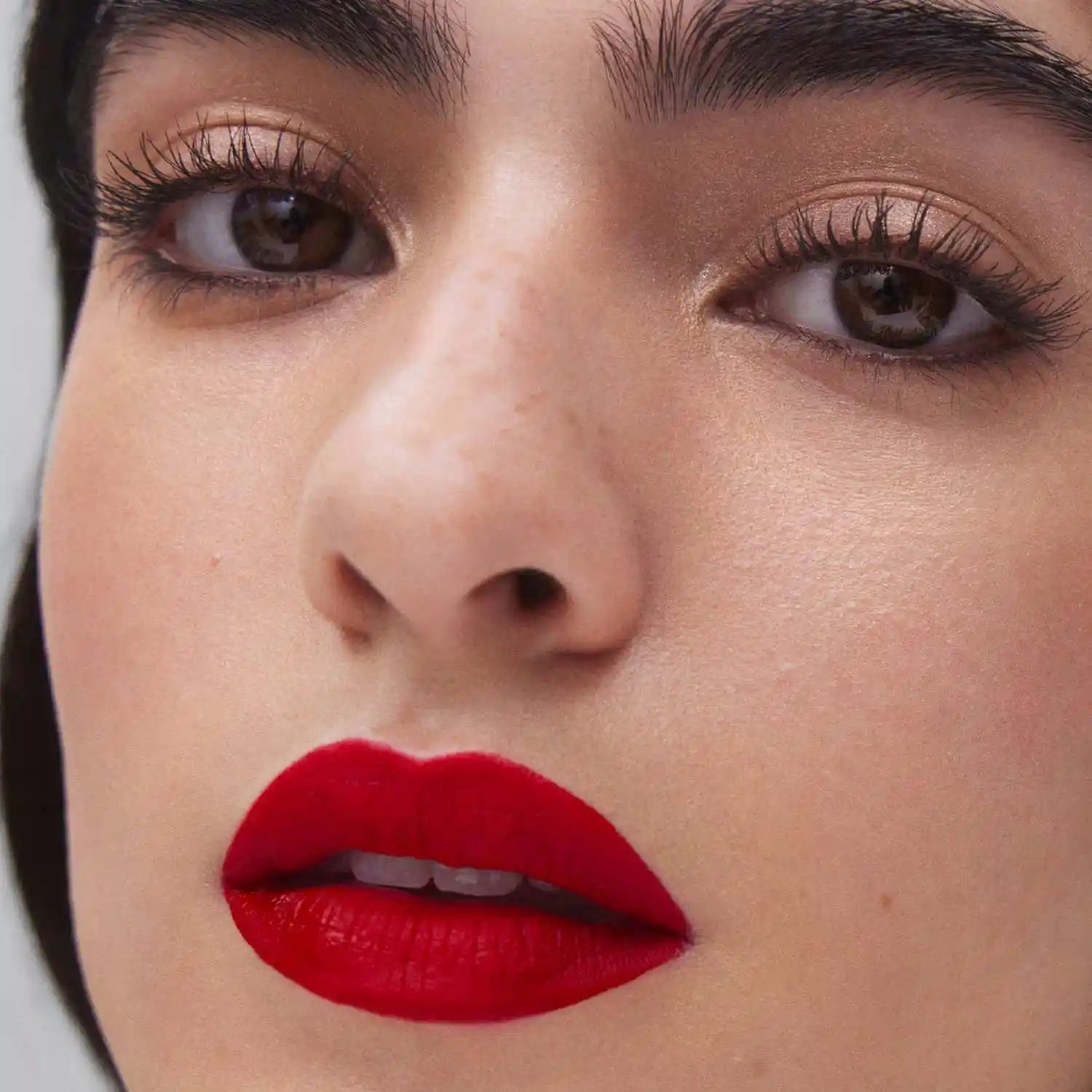 رنگ رژلب سفورا ۰۱ مناسب برای مهمانی و آرایش شب